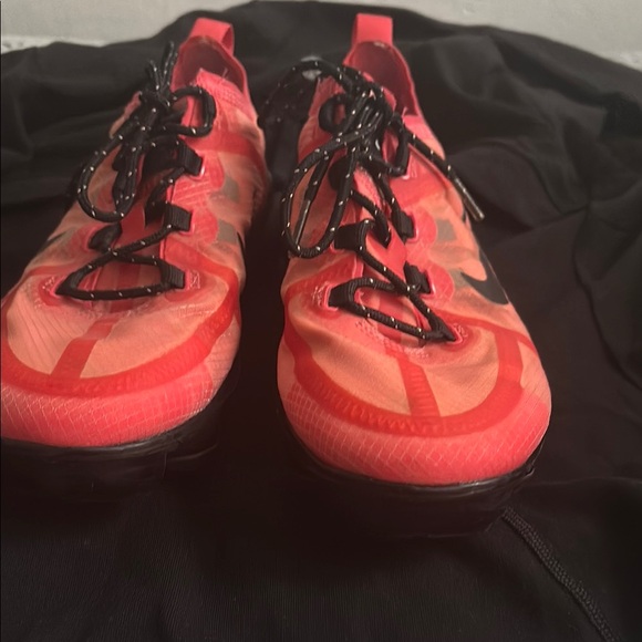 Nike Red Athletic Shoes with Black Accents and Lightweight Design - Picture 6 of 8